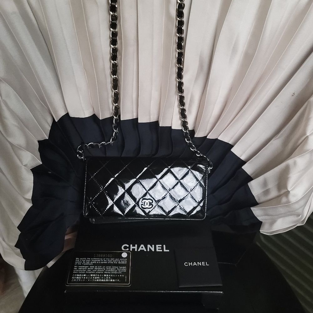 SALE ⚠️⚠️⚠️ 💯CHANEL Patented WOC/Matelasse Bifold